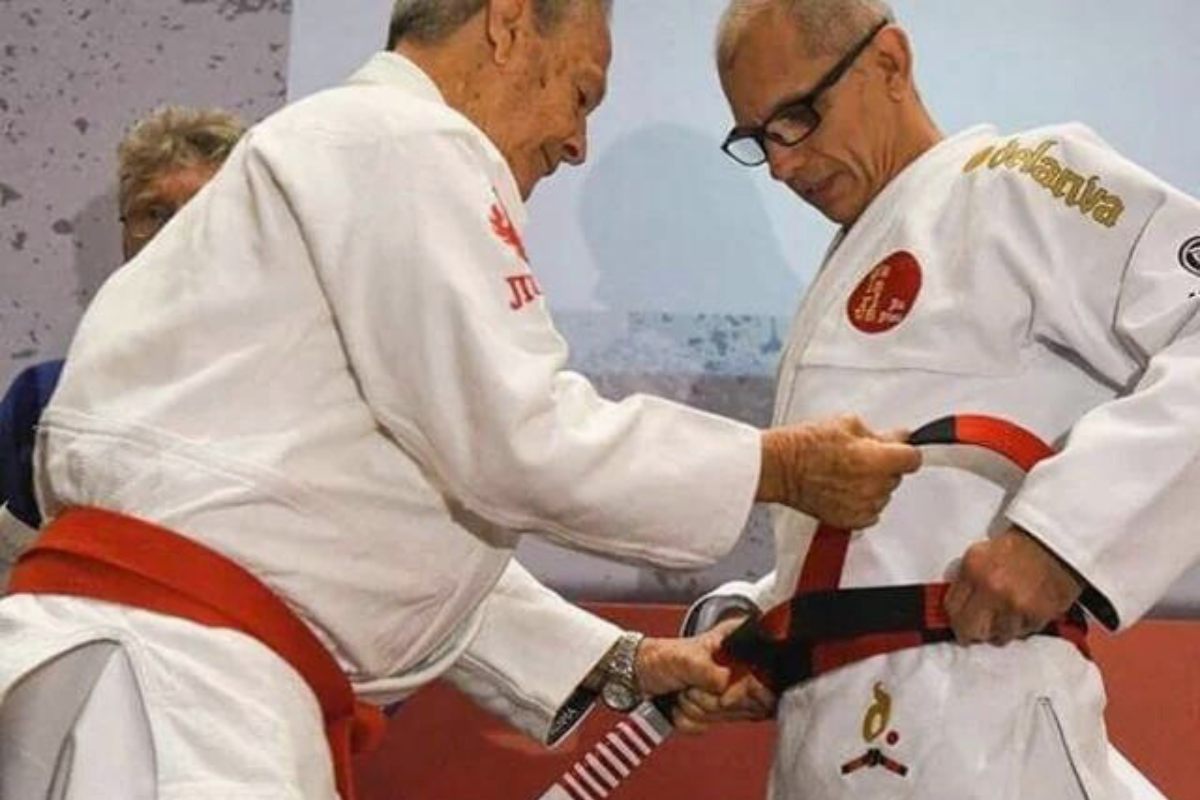 Ricardo De La Riva getting a coral belt